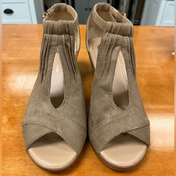 Journee Women’s Wedge Peep Toe Sandals - NIB - Picture 5 of 7